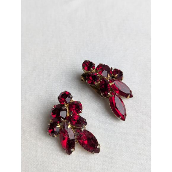 Vintage 50's Red rhinestone earrings with clipssee measurements - Picture 6 of 7